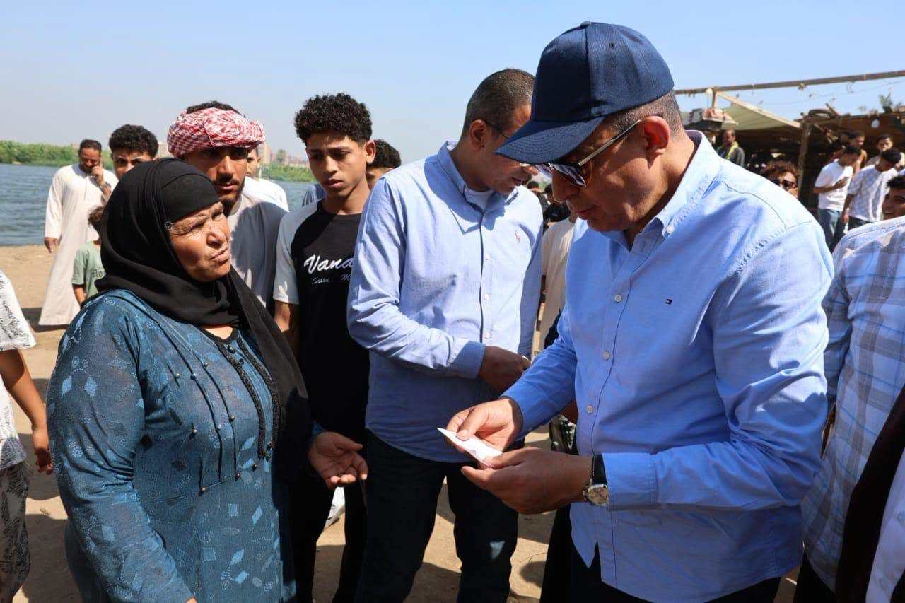 المحافظ مع احدى المواطنات بمغاغه المحافظ مع احدى المواطنات بمغاغه